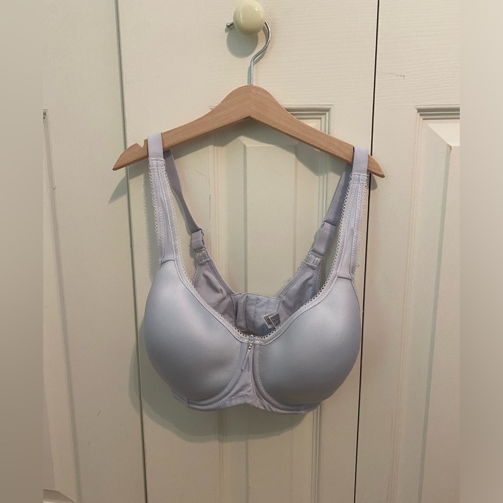 A 32 DD (E) T-shirt bra.